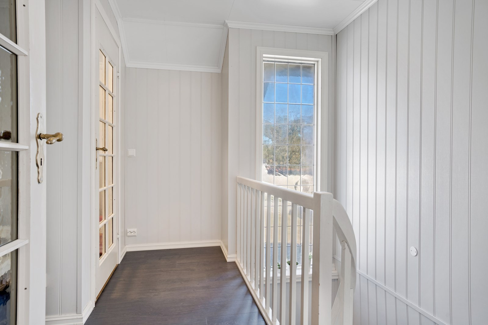 Gang oppe med trapp ned til bad og soverom